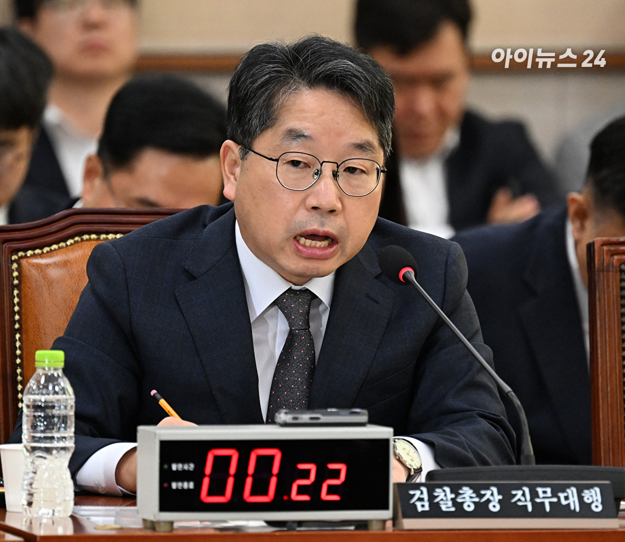 노만석 검찰총장 직무대행이 27일 국회 법제사법위원회에서 열린 대검찰청에 대한 국정감사에서 의원 질의에 답하고 있다. [사진=곽영래 기자]