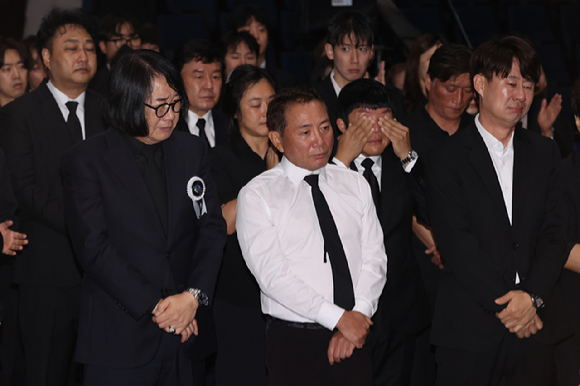 개그맨 이홍렬이 28일 서울 영등포구 여의도 KBS 신관 '개그콘서트' 녹화 스튜디오에서 엄수된 개그맨 전유성 노제에서 영정을 운구하고 있다. [사진=연합뉴스 ]