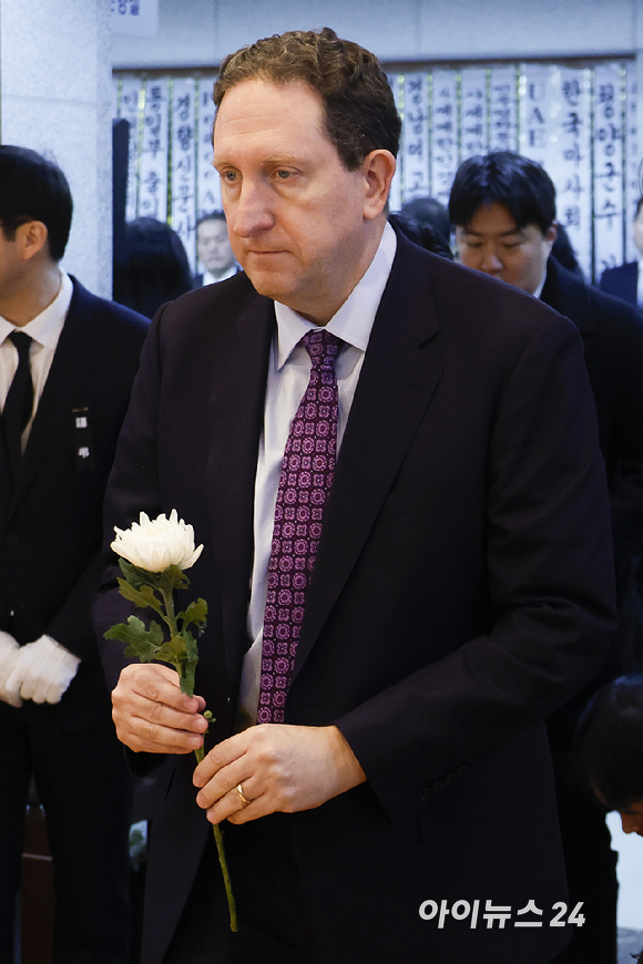 제임스 헬러 주한 미국대사대리가 29일 서울 종로구 서울대학교병원 장례식장에 마련된 고 이해찬 전 국무총리의 빈소에서 조문을 하고 있다. [사진=사진공동취재단]
