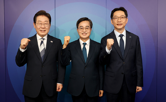 더불어민주당 이재명(왼쪽부터), 김동연, 김경수 대선 경선 후보가 23일 서울 여의도 오마이TV 스튜디오에서 열린 오마이TV 초청 토론회 시작에 앞서 기념 촬영하고 있다. 2025.4.23 [국회사진기자단] [사진=연합뉴스]