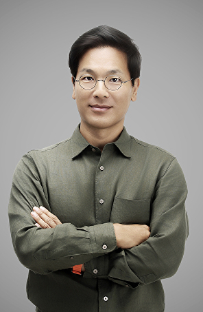 아이뉴스24가 23일 서울 영등포구 여의도동 FKI타워컨퍼런스센터에서 '아이포럼2025-지금은 인공지능 대전환(AX):AI 3대 강국 어떻게 만들 것인가' 컨퍼런스를 개최했다. 사진은 이현우 SK텔레콤 AIDC추진본부장이 'SKT AI 사업 전략 방향'을 주제로 발표하고 있는 모습. [사진=곽영래 기자]