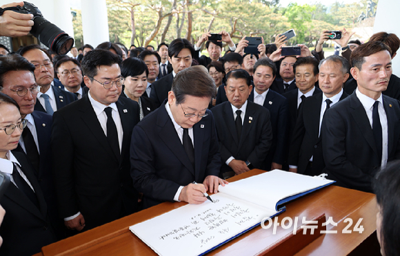 이재명 더불어민주당 제21대 대통령 선거 후보가 28일 오전 서울 동작구 국립서울현충원 현충탑에 참배를 마친 뒤 방명록에 '함께 사는 세상 국민이 행복한 나라, 국민이 주인인 대한민국, 국민과 함께 꼭 만들겠습니다'라고 적었다. [사진=곽영래 기자]