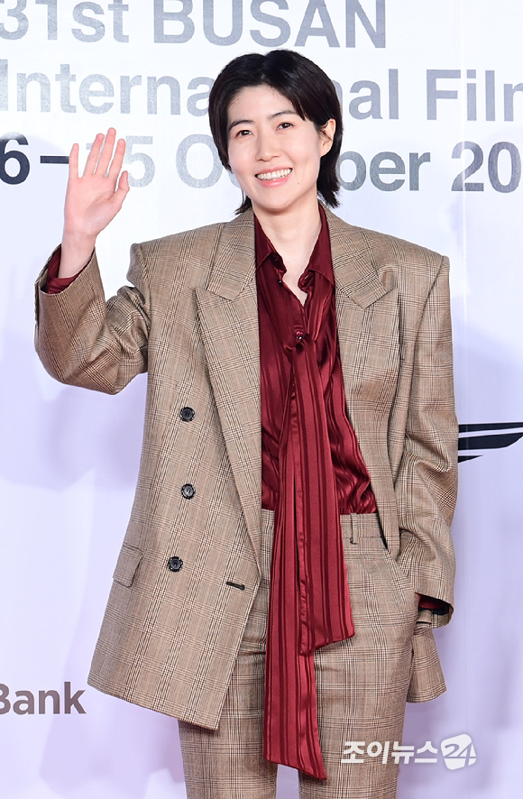 배우 심은경이 6일 부산 해운대구 영화의전당에서 열린 제31회 부산국제영화제 개막식 레드카펫 행사에 뉴 커런츠상 심사위원으로 참석하고 있다. [사진=정소희 기자]