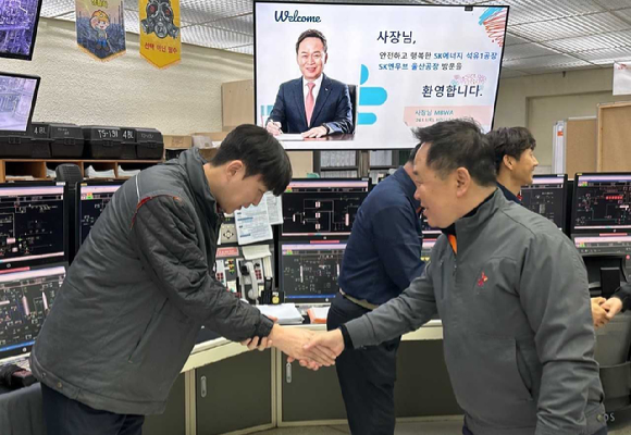 장용호 SK이노베이션 총괄사장이 2026년 새해 첫 날인 지난 1일 SK이노베이션 울산 콤플렉스를 찾아 안정조업과 운영개선(O/I)에 최선을 다해준 구성원들을 격려하고 있다. [사진=SK이노베이션]