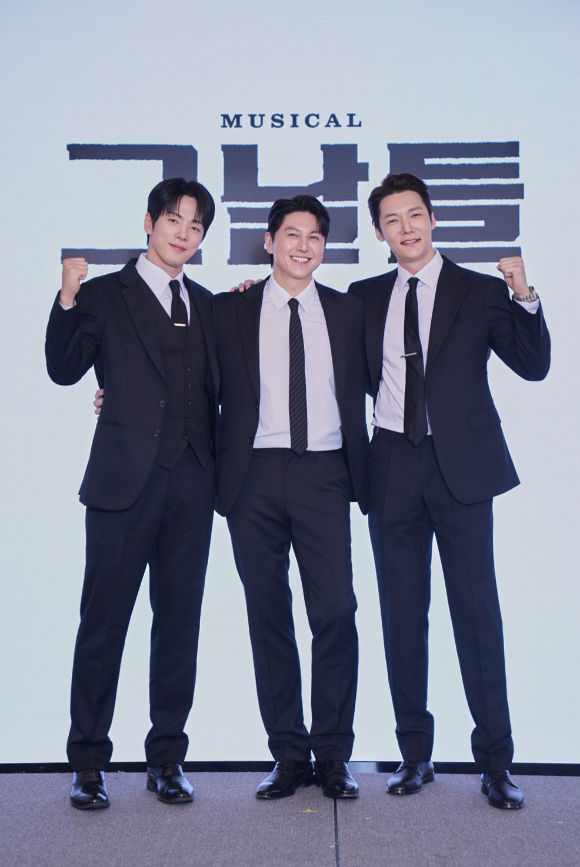 뮤지컬 '그날들' 커넥트 2026 행사에 참여한 유선호, 산들, 윤시윤, 박규원, 류수영, 최진혁, 김정현, 장유정 연출. [사진=케이티지니뮤직 ]