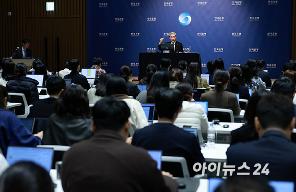 신현송 한국은행 총재가 22일 오전 서울 중구 한국은행에서 열린 금융통화위원회 본회의에 참석해 의사봉을 두드리고 있다. 2026.10.22. [사진=사진공동취재단]