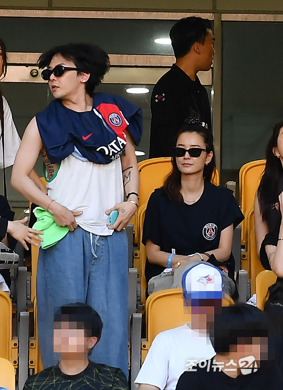3일 오후 부산아시아드주경기장에서 열린 쿠팡플레이 시리즈 3차전 전북 현대와 파리 생제르맹(PSG)의 경기에서 지드래곤, 배우 정유미, 손나은 경기를 지켜보고 있다. [사진=곽영래 기자]