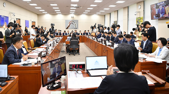 최민희 국회 과학기술정보방송통신위원장이 서울 여의도 국회 과학기술정보방송통신위원회에서 열린 불법적 방문진 이사 선임 등 방송장악 관련 청문회를 주재하고 있다. [사진=곽영래 기자]