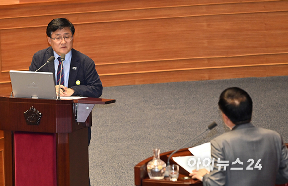  김성환 기후에너지환경부 장관이 14일 서울 여의도 국회에서 열린 제439회 국회(정기회) 제8차 본회의에서 서범수 국민의힘 의원의 교육&middot;사회&middot;문화에 관한 대정부질문에 답하고 있다. [사진=곽영래 기자]