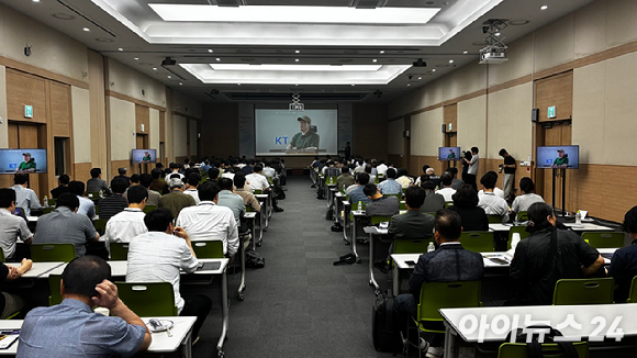 18일 부산 벡스코에서 부울경 지역 기업 등 주요 관계자들이 참여한 가운데 부산 클라우드 데이 2026 행사가 진행되고 있다. [사진=안세준 기자]