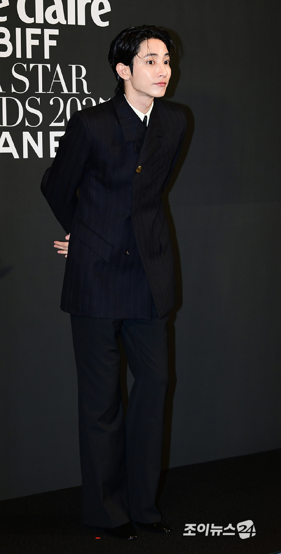 배우 이수혁이 18일 부산 해운대구 중동 파라다이스호텔에서 열린 '2025 마리끌레르 아시아스타어워즈' 포토콜 행사에 참석하고 있다. [사진=정소희 기자]