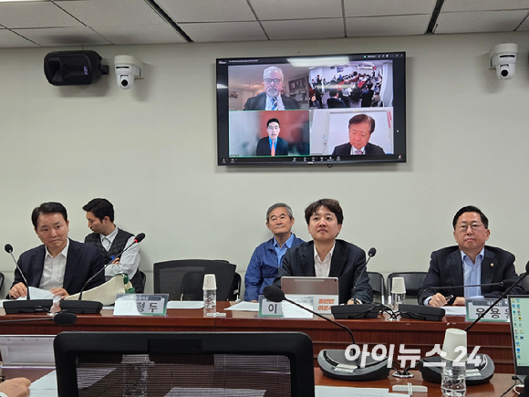 가네하라 노부카스 일본 도시샤대 교수(아랫줄 오른쪽)과 게리 세모어 브랜다이스대학교 크라운 중동연구센터 소장(윗줄 왼쪽)이 15일 국회에서 진행된 '미-이란 충돌 장기화와 호르무즈 해협: 한&middot;미&middot;일 전략적 대응' 온라인 세미나에서 발언하고 있다. [사진=최란 기자 ]