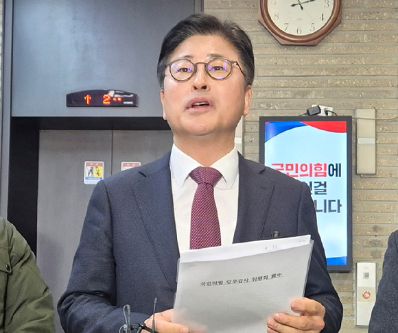 국민의힘 김종혁 전 최고위원이 19일 서울 여의도 국민의힘 중앙당사에서 열린 윤리위원회에 출석한 뒤 취재진과 인터뷰하고 있다. 2026.1.19 [사진=연합뉴스]