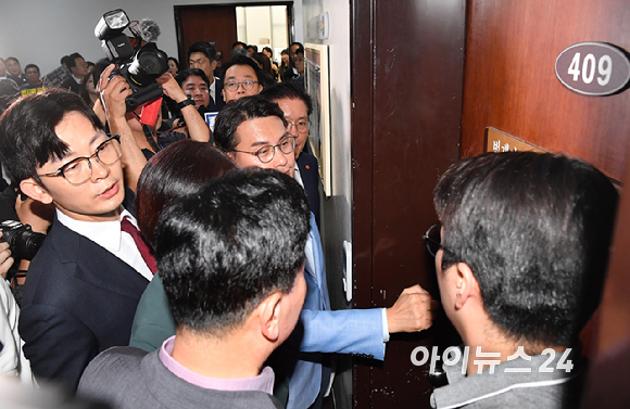 국민의힘 김승수 원내운영수석부대표를 비롯한 의원들이 8일 서울 여의도 국회 법제사법위원회 위원장실에 항의방문을 하고 있다. [사진=곽영래 기자]