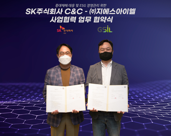 19일, SK(주) C&C는 (주)지에스아이엘과 'ESG 플랫폼 기반 구독형 현장 안전관리 솔루션 사업 협력 MOU'를 체결했다. MOU 체결 후 SK(주) C&C 이상국 ICT 디지털부문장(왼쪽)과 (주)지에스아이엘 이정우 대표가 기념 촬영을 하는 모습 [사진=SK C&C]