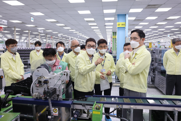 이재용 삼성전자 회장이 지난 22일 베트남 하노이 인근의 삼성전자 법인(SEV)을 방문해 스마트폰 생산 공장을 점검하는 모습.  [사진=삼성전자]