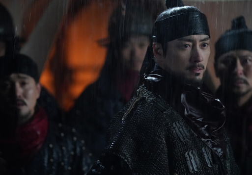 장항준 감독이 영화 '왕과 사는 남자' 인터뷰에 앞서 포즈를 취하고 있다. [사진=(주)쇼박스]