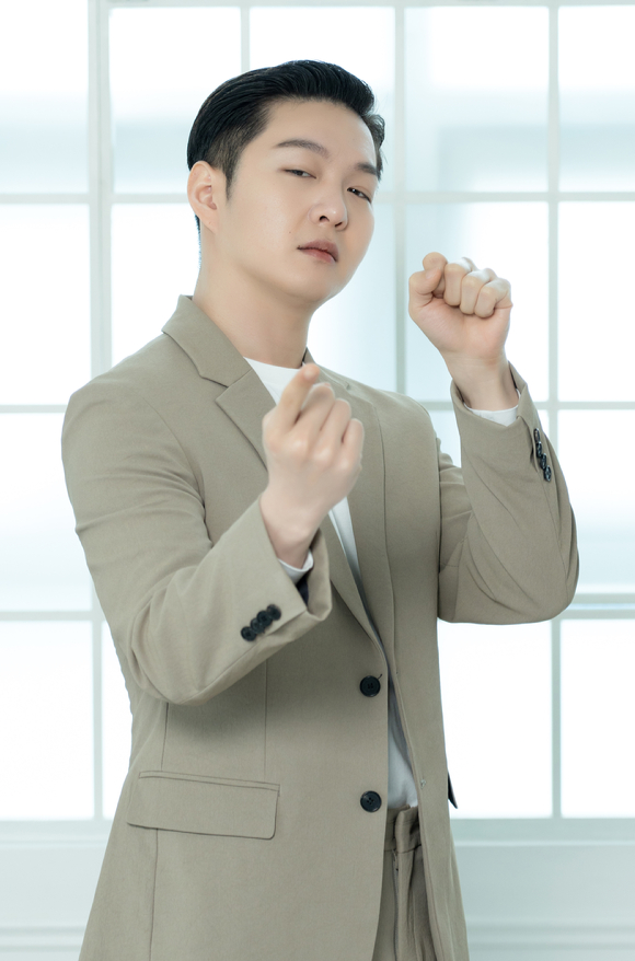 그룹 비투비 이창섭이 21일 온라인으로 진행된 비투비 정규 3집 'Be Together' 발매 기념 기자간담회에 참석해 포즈를 취하고 있다. [사진=큐브엔터테인먼트]