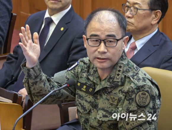 윤석열 대통령과 곽종근 전 육군 특수전사령관이 6일 탄핵심판 6차 변론기일에 출석하고 있다. [사진=아이뉴스24/헌법재판소]