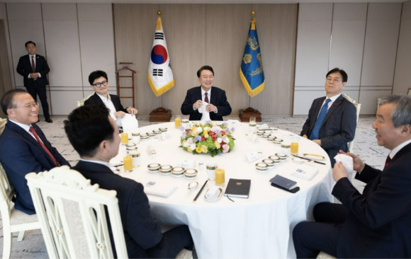 윤석열 대통령이 29일 서울 용산 대통령실 청사에서 한동훈 국민의힘 비상대책위원장, 윤재옥 원내대표와 오찬을 하고 있다. 2024.01.29. [사진=대통령실]