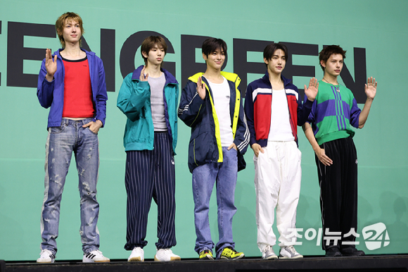 그룹 코르티스가 20일 오후 서울 광진구 광장동 예스24라이브홀에서 열린 미니 2집 '그린그린(GREENGREEN)' 발매 기념 쇼케이스에 참석해 포즈를 취하고 있다. [사진=문수지 기자]
