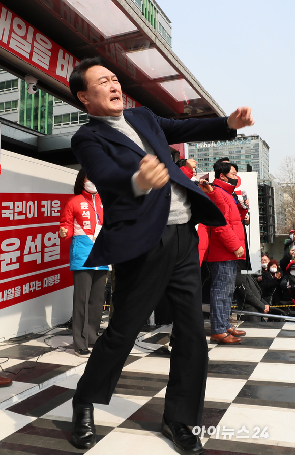 윤석열 국민의힘 대선 후보가 7일 경기도 안양시 평촌중앙공원에서 열린 유세에서 시민들에게 지지를 호소하고 있다. [사진=국회사진취재단]