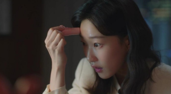 ENA '이상한 변호사 우영우'에 등장한 가히 멀티밤 PPL 장면이다. [사진=ENA '이상한 변호사 우영우' 캡처]