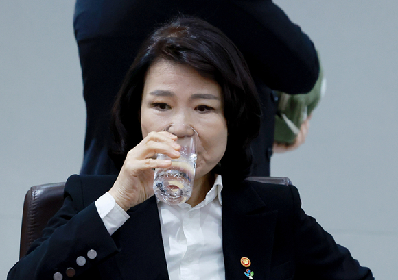 이진숙 방송통신위원장이 지난달 24일 서울 용산 대통령실 청사에서 열린 국무회의에 참석해 물을 마시고 있다. 2025.6.24 [사진=연합뉴스]