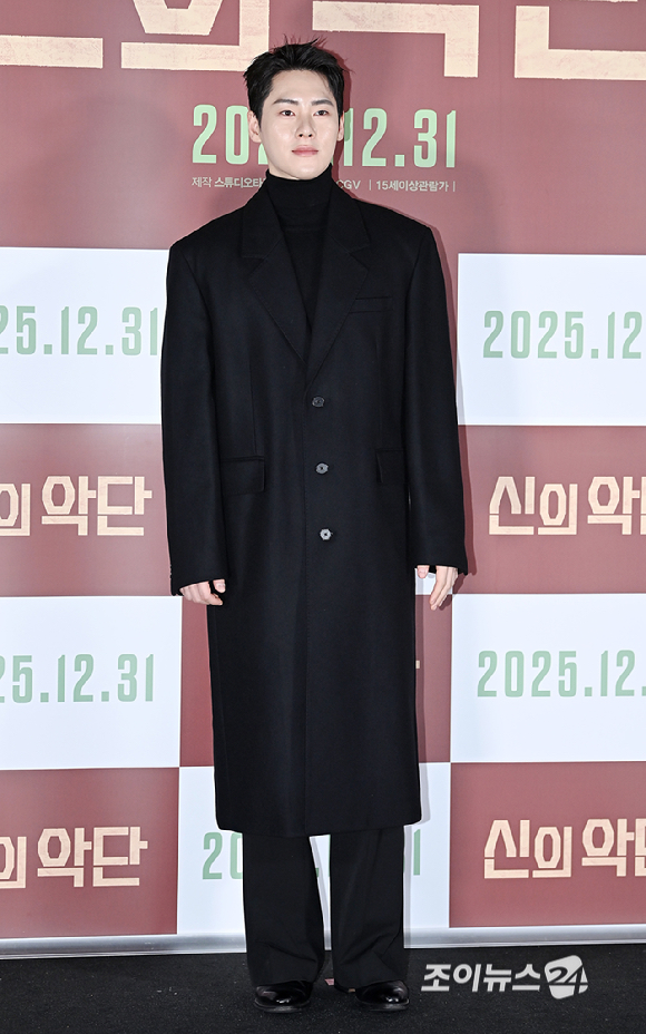 배우 한정완이 8일 서울 용산구 CGV 용산아이파크몰에서 열린 영화 '신의 악단' 제작보고회에서 포즈를 취하고 있다. [사진=곽영래 기자]