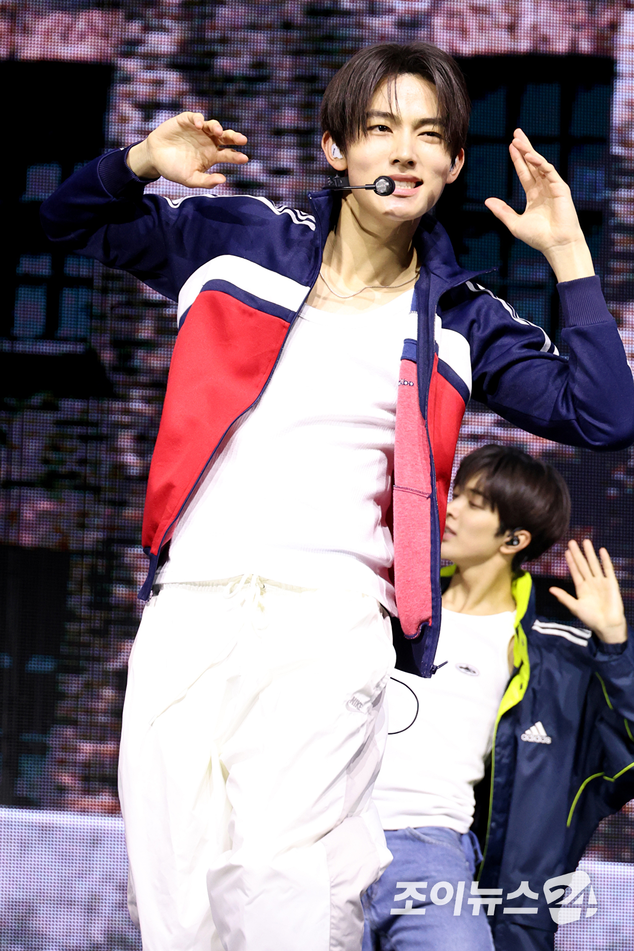 그룹 코르티스 성현, 마틴이 20일 오후 서울 광진구 광장동 예스24라이브홀에서 열린 미니 2집 '그린그린(GREENGREEN)' 발매 기념 쇼케이스에 참석해 열띤 무대를 펼치고 있다. [사진=문수지 기자]