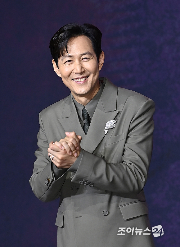 배우 이정재가 9일 서울 용산구 서울드래곤시티에서 열린 오징어 게임 시즌3 제작발표회에서 포토타임을 갖고 있다. [사진=곽영래 기자]