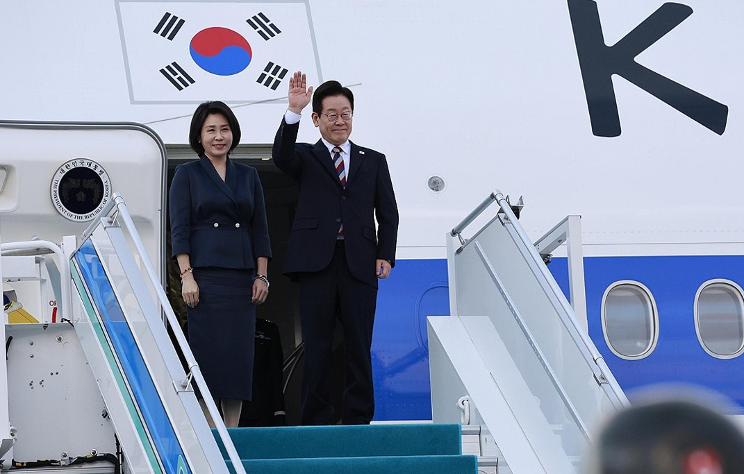 이재명 대통령이 12·3 비상계엄 사태 1주년인 3일 서울 용산 대통령실에서 '빛의 혁명 1주년 대국민 특별성명'을 발표한 뒤 취재진 질문에 답하고 있다. 2025.12.3 [사진=연합뉴스]