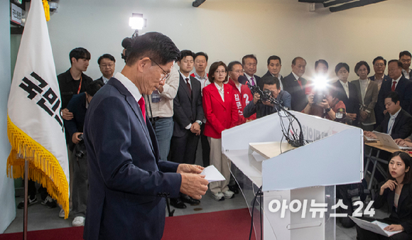 제21대 대통령 선거에서 이재명 더불어민주당 대선 후보의 당선이 확실시된 4일 새벽 김문수 국민의힘 대선후보가 서울 여의도 국민의힘 중앙당사에 대선 패배 승복 공식 선언 기자회견을 위해 입장하고 있다. [사진=정소희 기자]