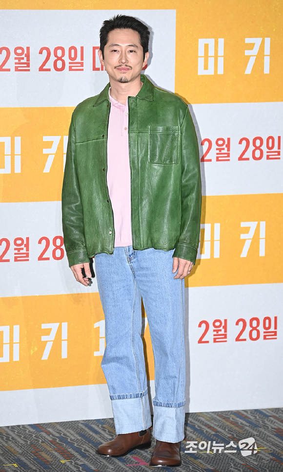 영화배우 스티븐 연이 20일 오전 서울 강남구 메가박스 코엑스에서 열린 영화 '미키 17' 내한 기자간담회에서 포토타임을 갖고 있다. [사진=곽영래 기자]