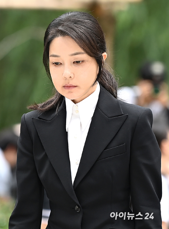 윤석열 전 대통령의 부인 김건희 여사가 6일 서울 종로구에 마련된 김건희 특검팀(특별검사 민중기) 사무실에 조사를 받기 위해 피의자 신분으로 출석하고 있다. [사진=곽영래 기자]