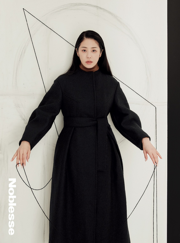 배우 고현정이 화보 촬영에서 포즈를 취하고 있다. [사진=막스마라]