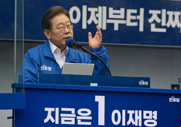더불어민주당 이재명 대선 후보가 22일 경남 양산워터파크공원에서 열린 집중유세에서 시민들에게 지지를 호소하며 발언하고 있다. 2025.5.22 [사진=연합뉴스]
