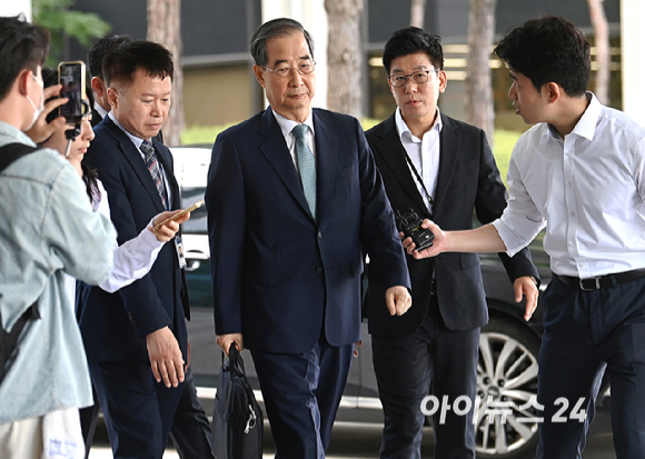 한덕수 전 총리가 19일 오전 서울 서초구 서울고검에 마련된 내란 특검팀(특별검사 조은석) 사무실에 조사를 받기 위해 출석하고 있다. [사진=곽영래 기자]