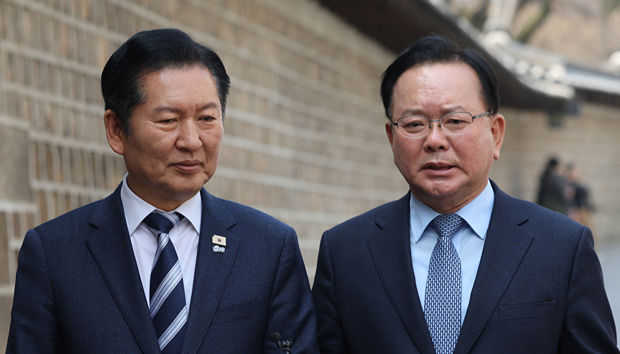 더불어민주당 정청래 대표와 김부겸 전 국무총리가 26일 서울 중구 달개비에서 회동을 마친 뒤 취재진에게 내용을 설명하고 있다. 2026.3.26 [사진=연합뉴스]