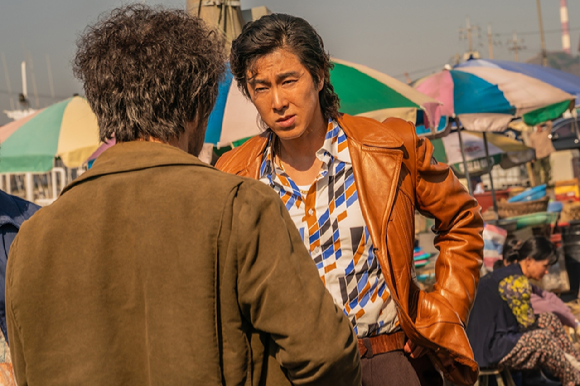 정윤호(유노윤호)가 디즈니+ '파인: 촌뜨기들'에서 열연하고 있다. [사진=트디즈니 컴퍼니 코리아]