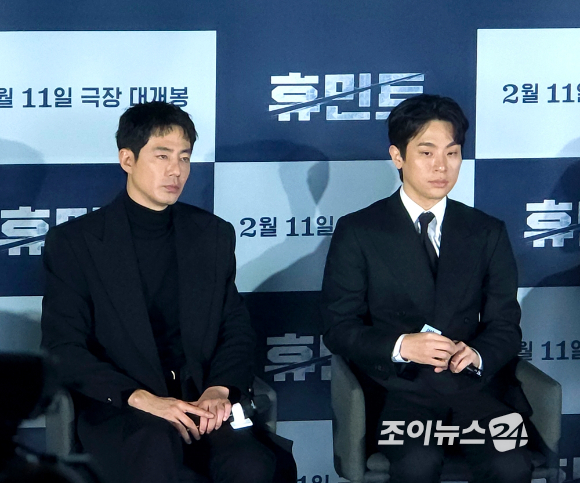 배우 조인성, 박정민, 박해준, 신세경, 류승완 감독이 영화 '휴민트' 제작보고회에서 대화를 나누고 있다. [사진=조이뉴스24 DB]