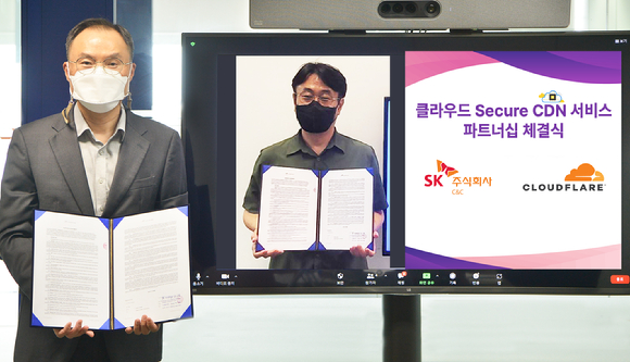 파트너십 체결 후 SK C&C 신현석 Cloud Transformation그룹장(왼쪽)과 클라우드플레어 한병용 한국대표가 기념 촬영을 하는 모습. [사진=SK C&C]