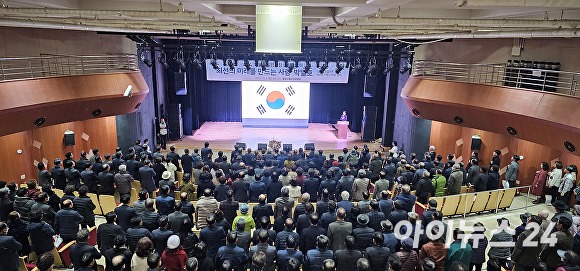  지난 2일 박일호 경상남도 밀양시장 출판기념회에 참석한 축하객들이 국민의례식을 하고 있다. [사진=임승제 기자] 