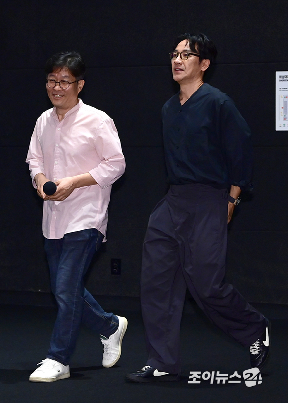 배우 엄태웅이 14일 오후 서울 강남구 메가박스 코엑스에서 열린 영화 '마지막 숙제'(감독 이정철) 가족시사회에 참석해 주연배우로 무대인사를 갖고 있다. [사진=정소희 기자]