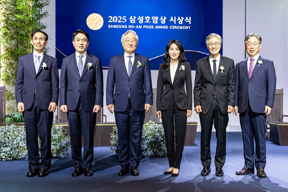 삼성 호암상 수상자(왼쪽부터, 과학상 물리·수학 신석우, 과학상 화학·생명과학 정종경, 공학상 김승우, 의학상 글로리아 최, 예술상 구본창, 사회봉사상 김동해)들이 30일 서울 중구 호텔신라에서 열린 제35회 삼성호암상 시상식에 앞서 기념사진을 찍고 있다. [사진=호암재단]