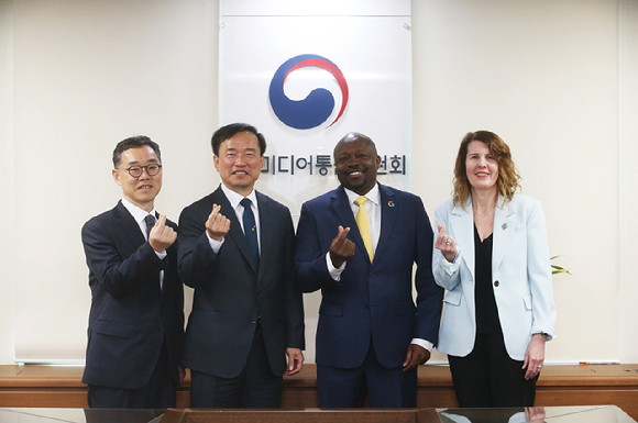 김종철 방송미디어통신위원회 위원장(왼쪽에서 두번째)이 1일 정부과천청사에서 윌슨 화이트(Wilson White) 구글 글로벌 공공정책 총괄 부사장(오른쪽에서 두번째), 카라 베일리(Kara Bailey) 안드로이드 생태계 전략 담당 부사장(오른쪽에서 첫번째)과 면담후 기념촬영을 하고 있다. [사진= 방송미디어통신위원회]