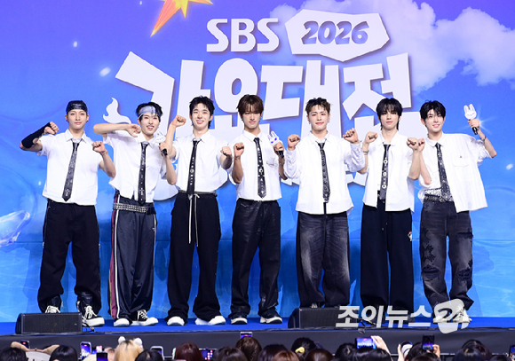 그룹 넥스지(NEXZ)가 9일 오후 경기도 일산 킨텍스에서 열린 2026 SBS 가요대전 Summer 블루카펫 행사에 참석하고 있다. [사진=정소희 기자]