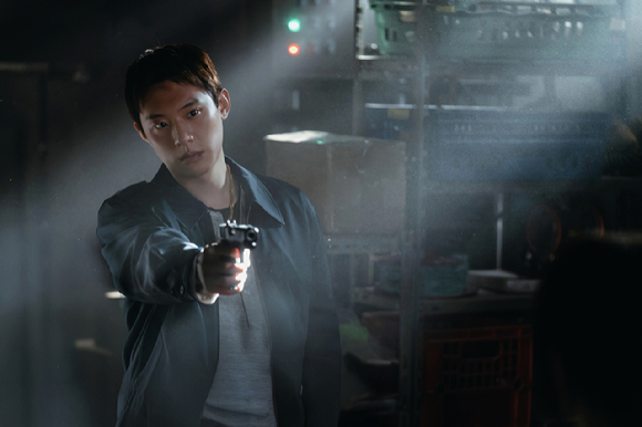 배우 김성철이 디즈니+ 시리즈 '골드랜드'에서 열연하고 있다. [사진=월트디즈니 컴퍼니 코리아]