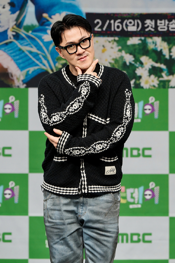 가수 데프콘이 13일 오후 서울 상암 MBC 골든마우스홀에서 열린 MBC 신규 예능 '굿데이(Good Day)' 제작발표회에 참석해 포즈를 취하고 있다. [사진=MBC]