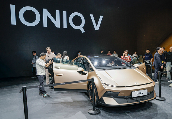 '오토 차이나 2026(베이징 모터쇼)'에 전시된 현대차의 아이오닉 브이 [사진=한국자동차기자협회]
